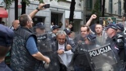 Protestatari sârbi de extremă-dreapta încearcă să treacă de cordoanele de poliție pentru a ajunge în Kosovo