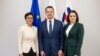 Сьвятлана Ціханоўская, міністар па эўрапейскіх справах Польшчы Адам Шлапка, эўракамісарка ў пытаньнях пашырэньня ЭЗ Марта Кос. Брусэль, 18 сакавіка 2025