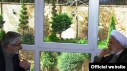 مهدی کروبی و میرحسین موسوی از رهبران مخالفان دولت