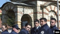 Portest pripadnika KPS-a srpske nacionalnosti ispred manastira u Gračanici