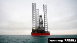 Бурова установка «Незалежність» компанії «Чорноморнафтогаз», Чорне море поблизу Криму, архівне фото, 2012 рік