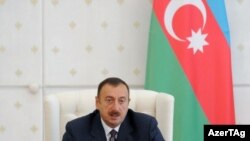 Президент Азербайджана Ильхам Алиев выступает на заседании правительства. 20 октября 2010 г. 