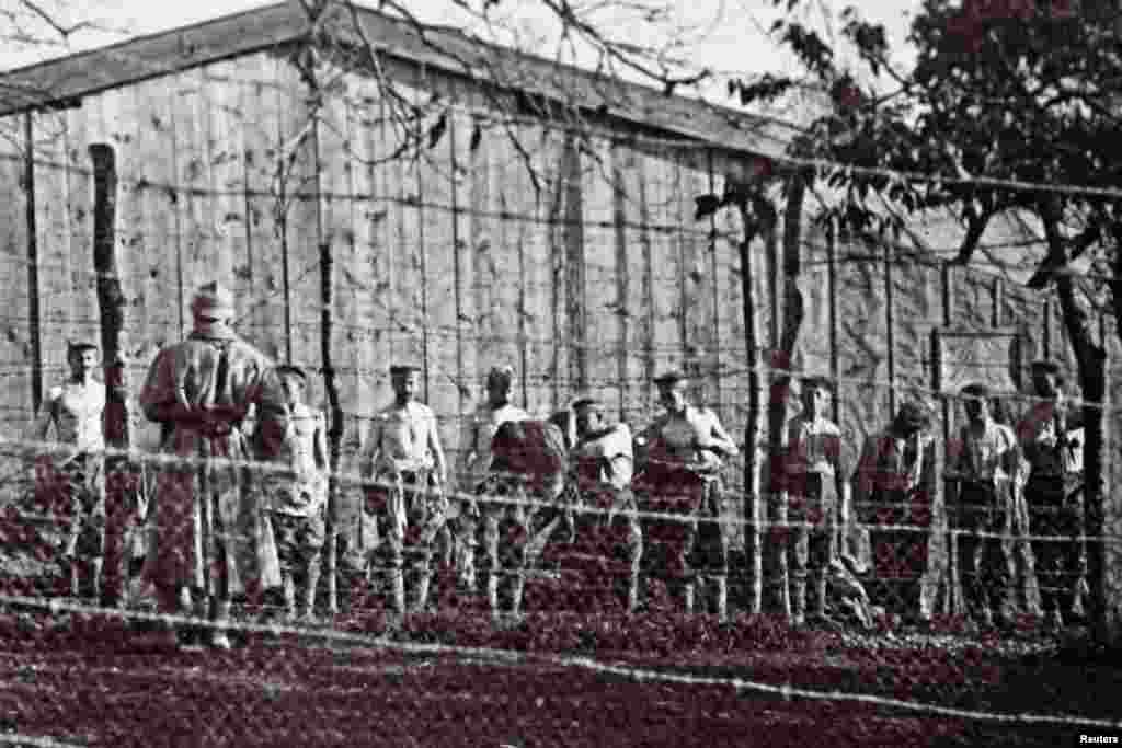Недатована фотографія полонених німецьких вояків під Верденом, коли французи наказали їм роздягнутися для обшуку.