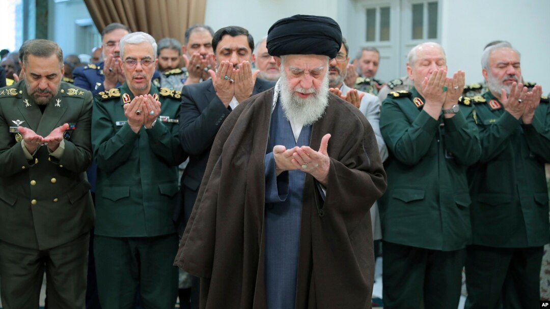 Vrhovni vođa ajatolah Ali Hamenei (u sredini) obećao je osvetu za ubistvo lidera Hamasa Ismaila Hanije u Teheranu, za koje Iran krivi Izrael.