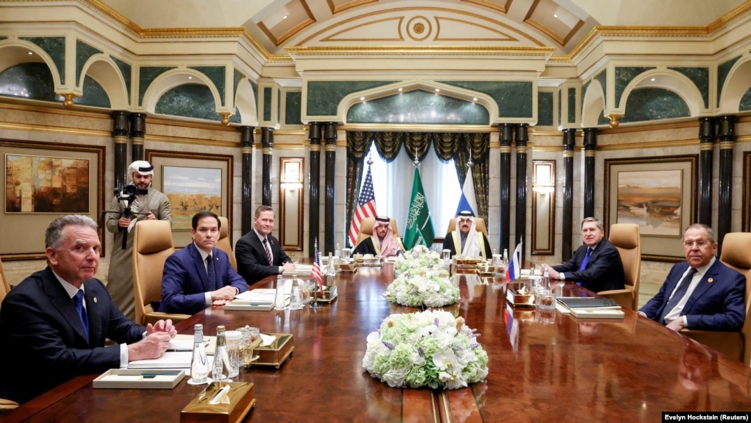 Delegațiile SUA și Rusiei la discuțiile de pe 18 februarie, de la Riad (Arabia Saudită).