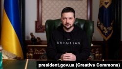 «Це час, коли нормальні люди думають про мир, а не про агресію» – каже Володимир Зеленський і закликає Росію до конкретного змістовного кроку до дипломатичного врегулювання
