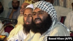 مسعود اظهر چې له القاعدې او افغان طالبانو سره نږدې اړیکې لري، په ۹۰مه لسیزه کې د حرکت‌المجاهدین وسله‌والې ډلې بنسټ کېښود: انځور له ارشیفه